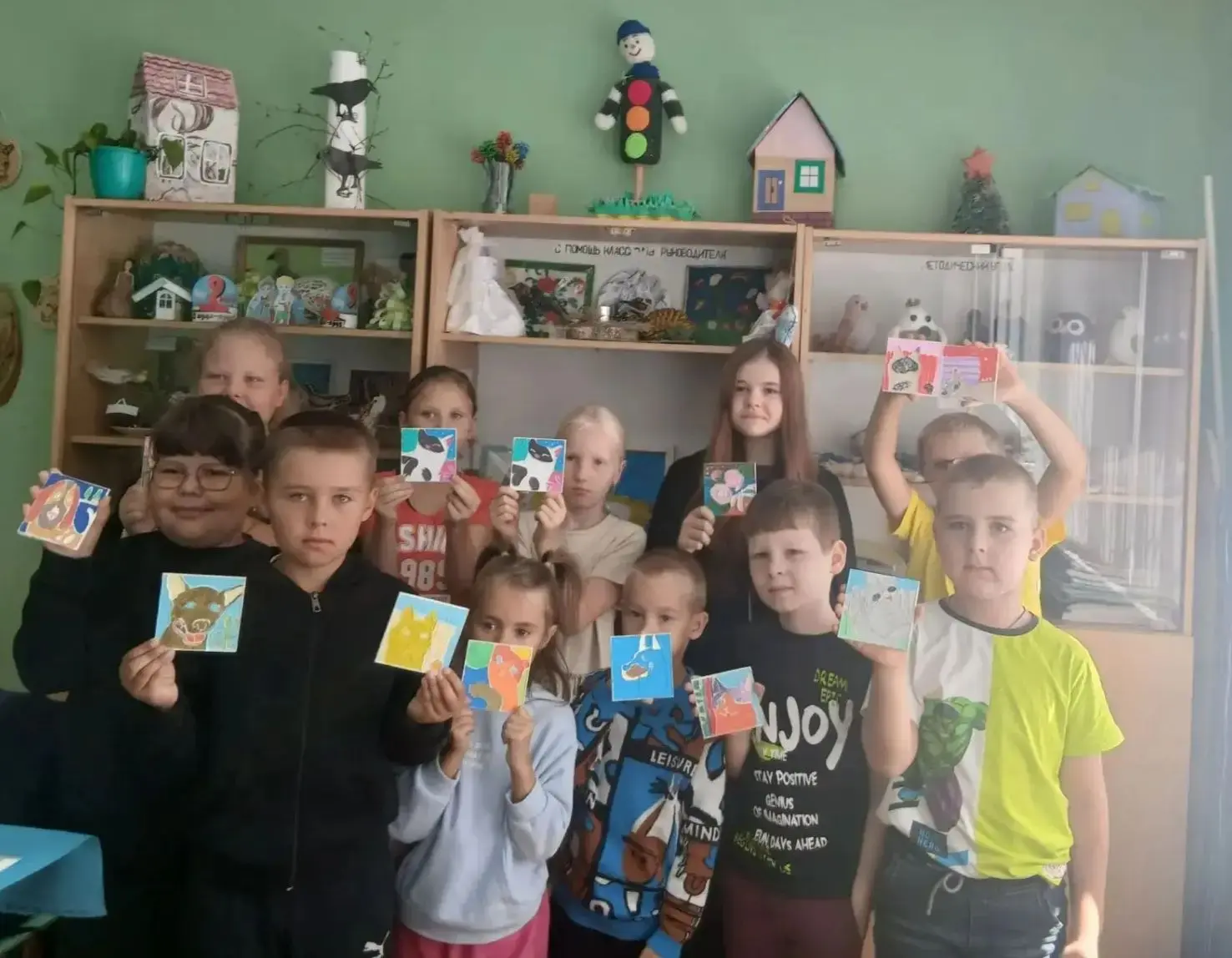 16 августа в школе прошёл мастеркласс по росписи плитки. Обучающиеся работали с заготов...