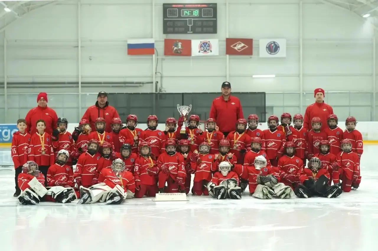 🌟 Знакомьтесь: Никита К.— ученик 1 «Б» и настоящий хоккеист! 🏒   Никита вместе с командой спартаковц