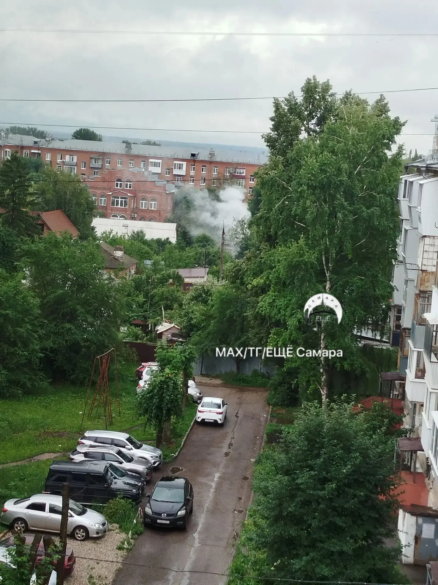 #нампишут Сначала что-то бабахнуло (сработали сигнализации у машин), а потом пошёл дым напротив дома