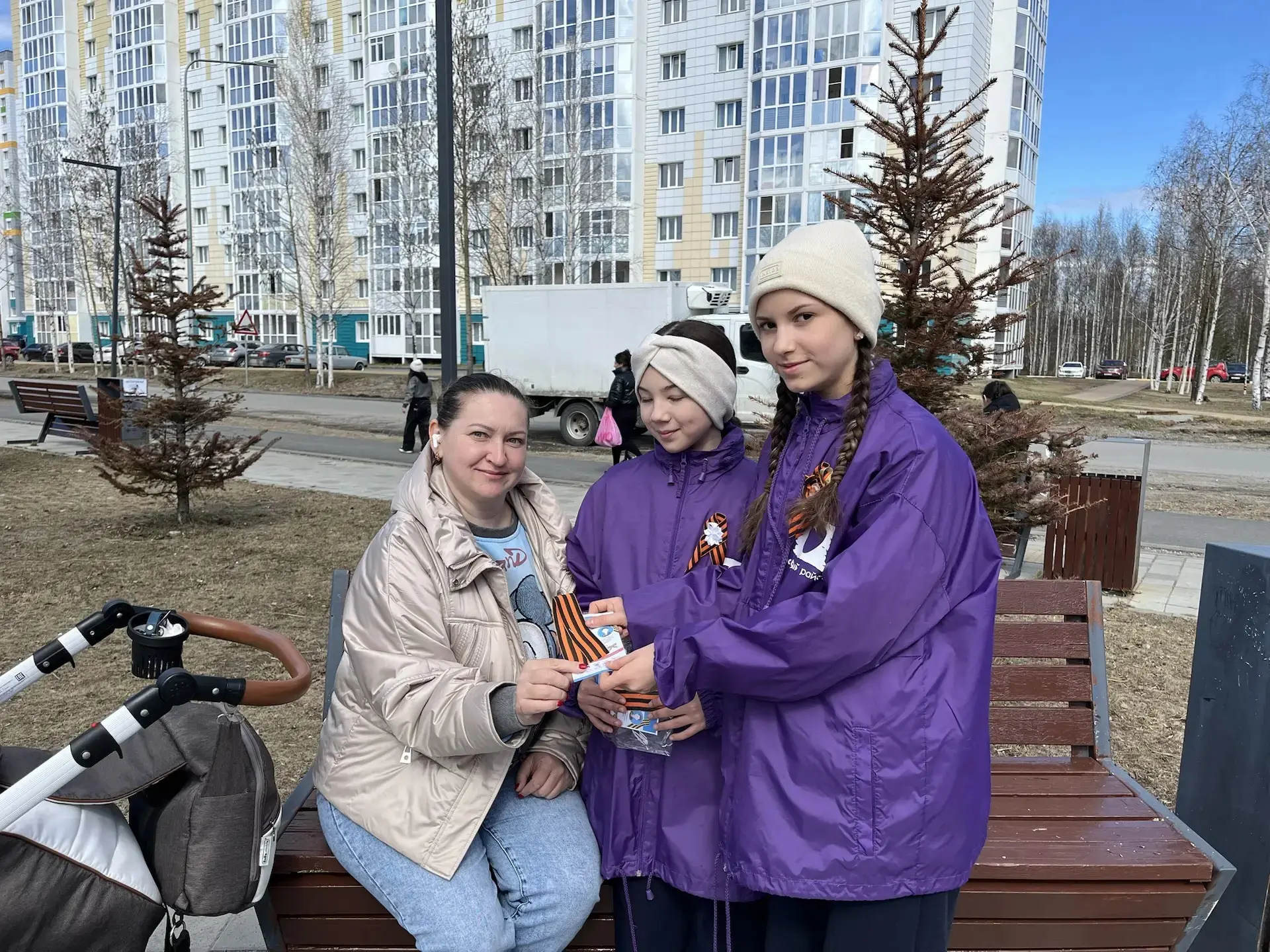 🎗 ВСЕРОССИЙСКАЯ АКЦИЯ «ГЕОРГИЕВСКАЯ ЛЕНТА»    Волонтёры нашей школы вышли на улицы посёлка, чтобы по