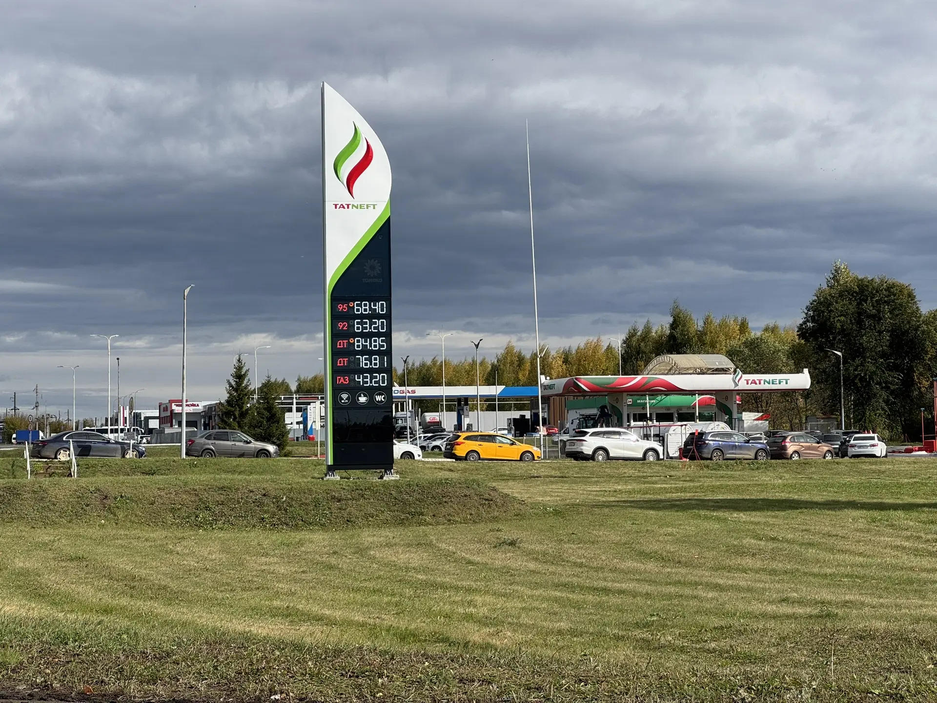 Татнефть возле ИТ парка, есть все виды топлива, очередь 10-12 машин