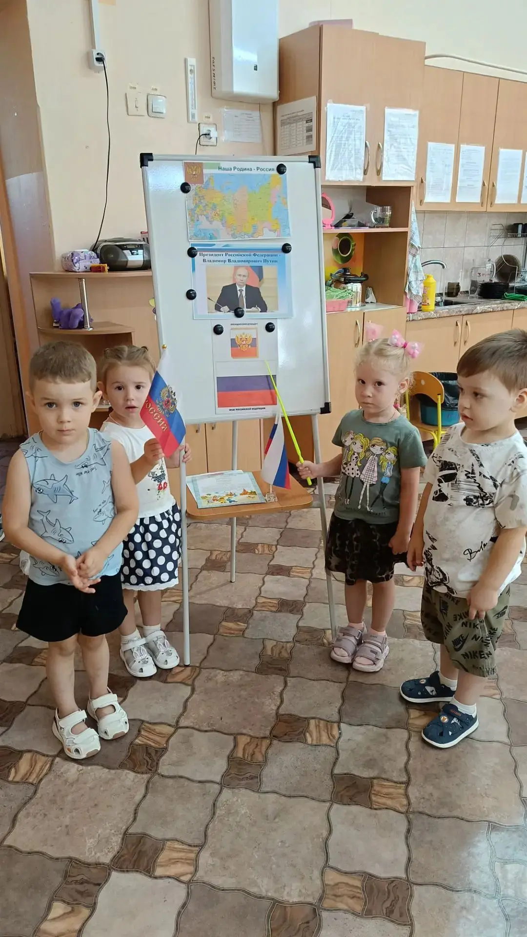 В преддверии Дня Государственного флага Российской Федерации 🇷🇺 в первой младшей груп...