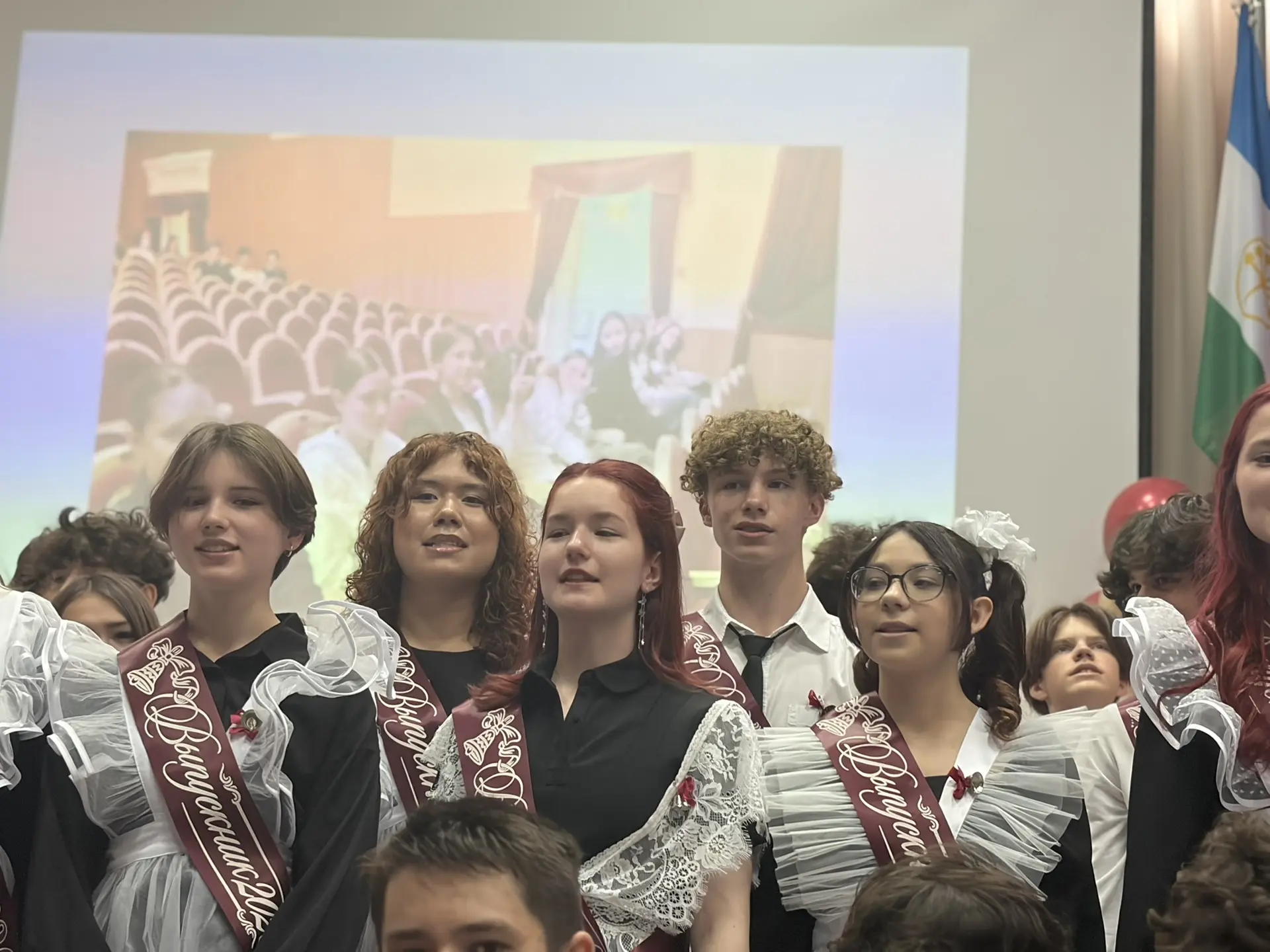 26 мая, в актовом зале нашей школы было жарко от эмоций. И нет, это не майская погода — это наши дев
