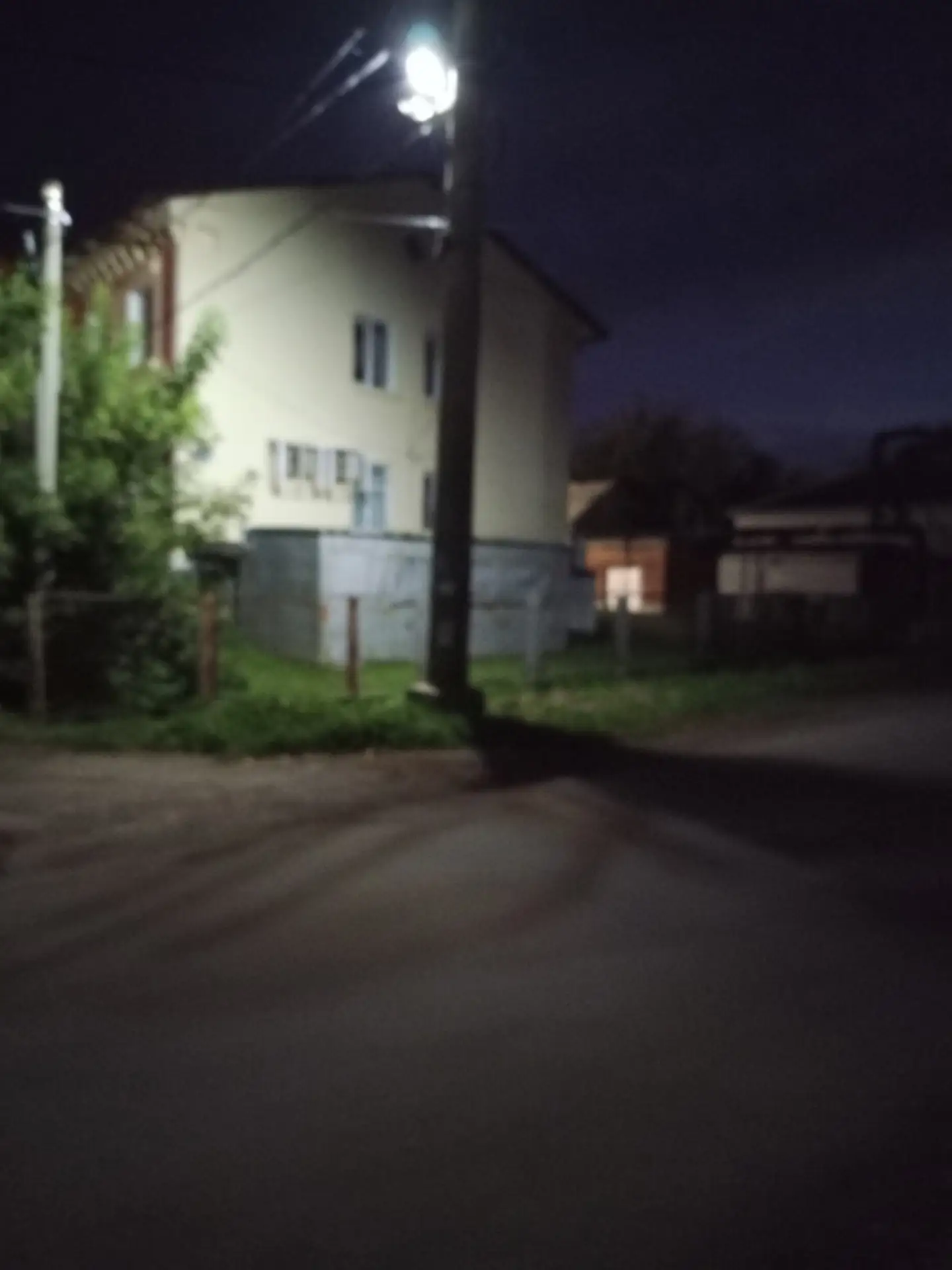 От улицы Мехренцева, в сторону улицы Транспортная (к остановке озеро) не горит не один ...