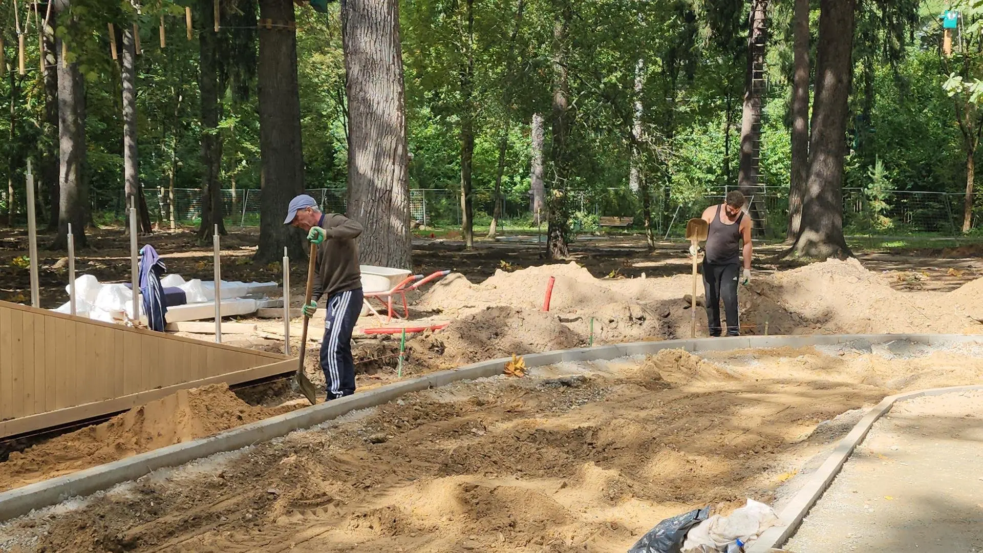 В детском городке «Сказочный» достраивают крупнейший автогородок Подмосковья. Дороги по...