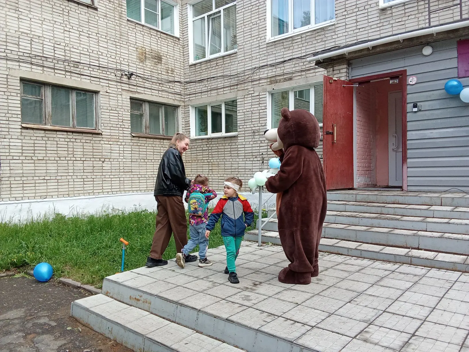 1 июня наступило лето и теплом июньским вся Земля согрета. Сегодня наших ребят на крыль...