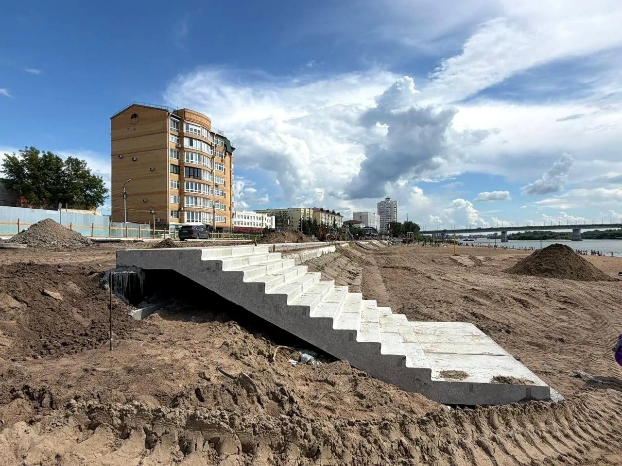 🏗️В Омске продолжается реконструкция пляжа Центральный-2.