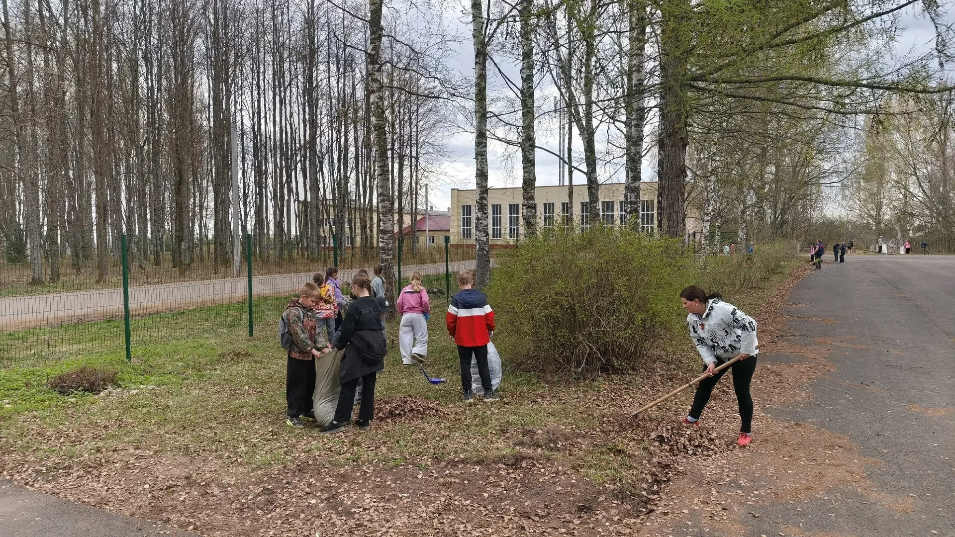 Сегодня на территории нашей школы прошёл субботник 🧹🌿