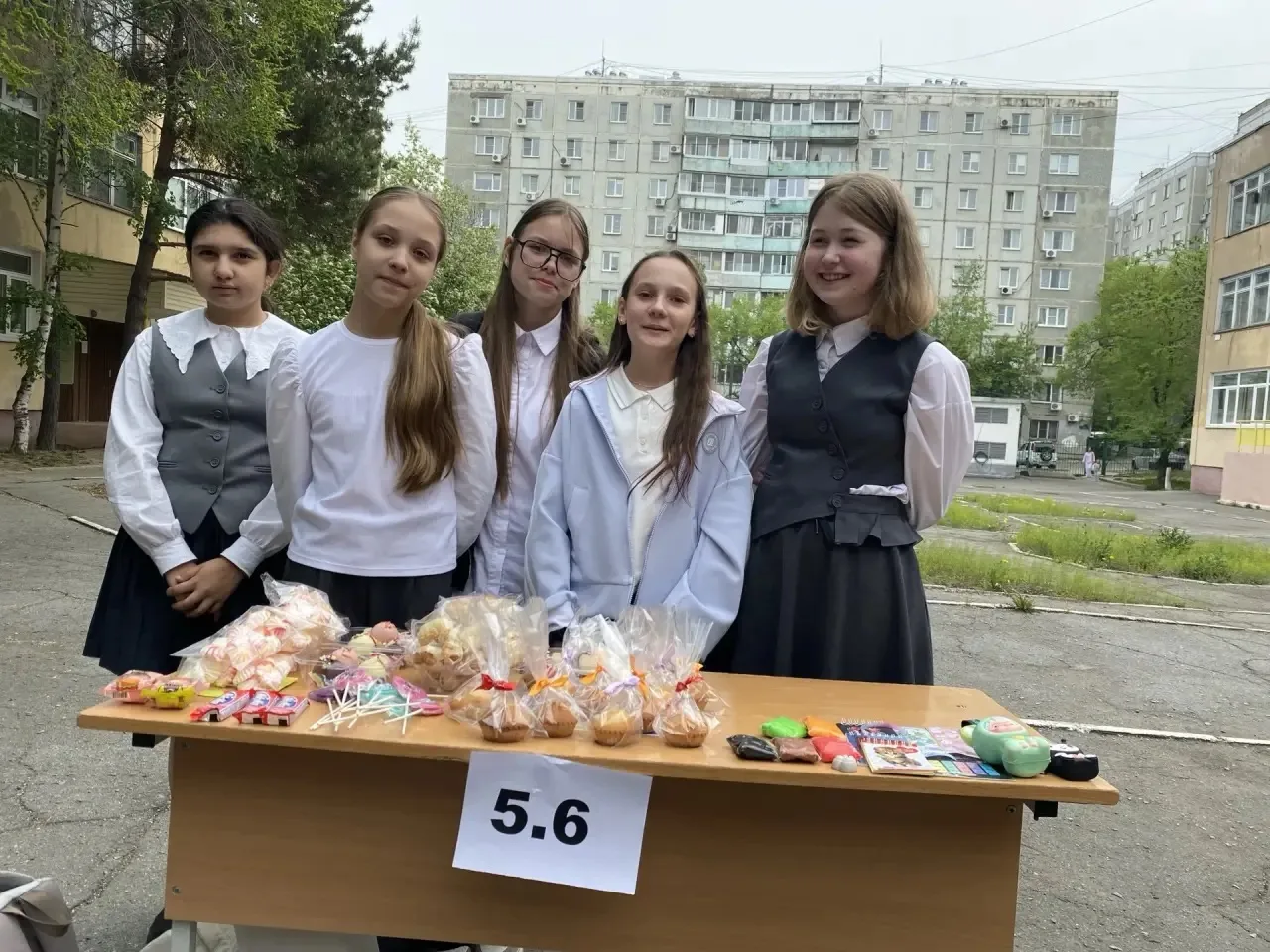 🐶 Ярмарка «Добрый пёс» состоялась! Это было невероятно!  Сегодня наша гимназия превратилась в большо