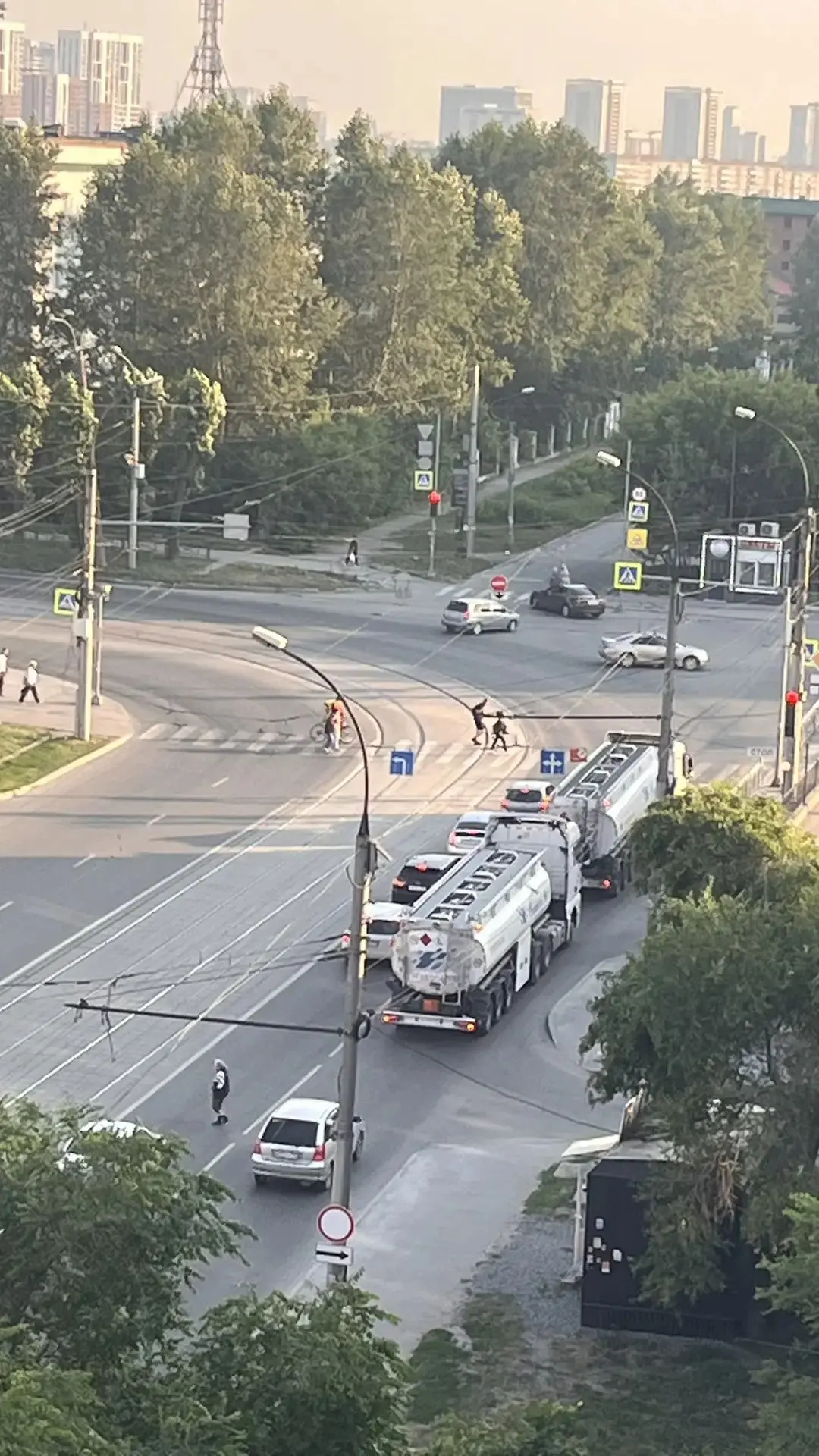 Давайте честно скажем — помаленьку, но проблемы с обеспечением топливом наших АЗС начин...