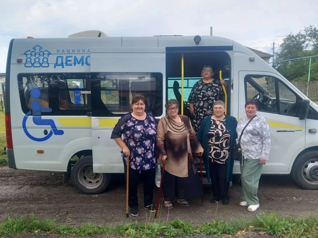 📌 В Калининском районе продолжается доставка граждан старше 65 лет в районную больницу.