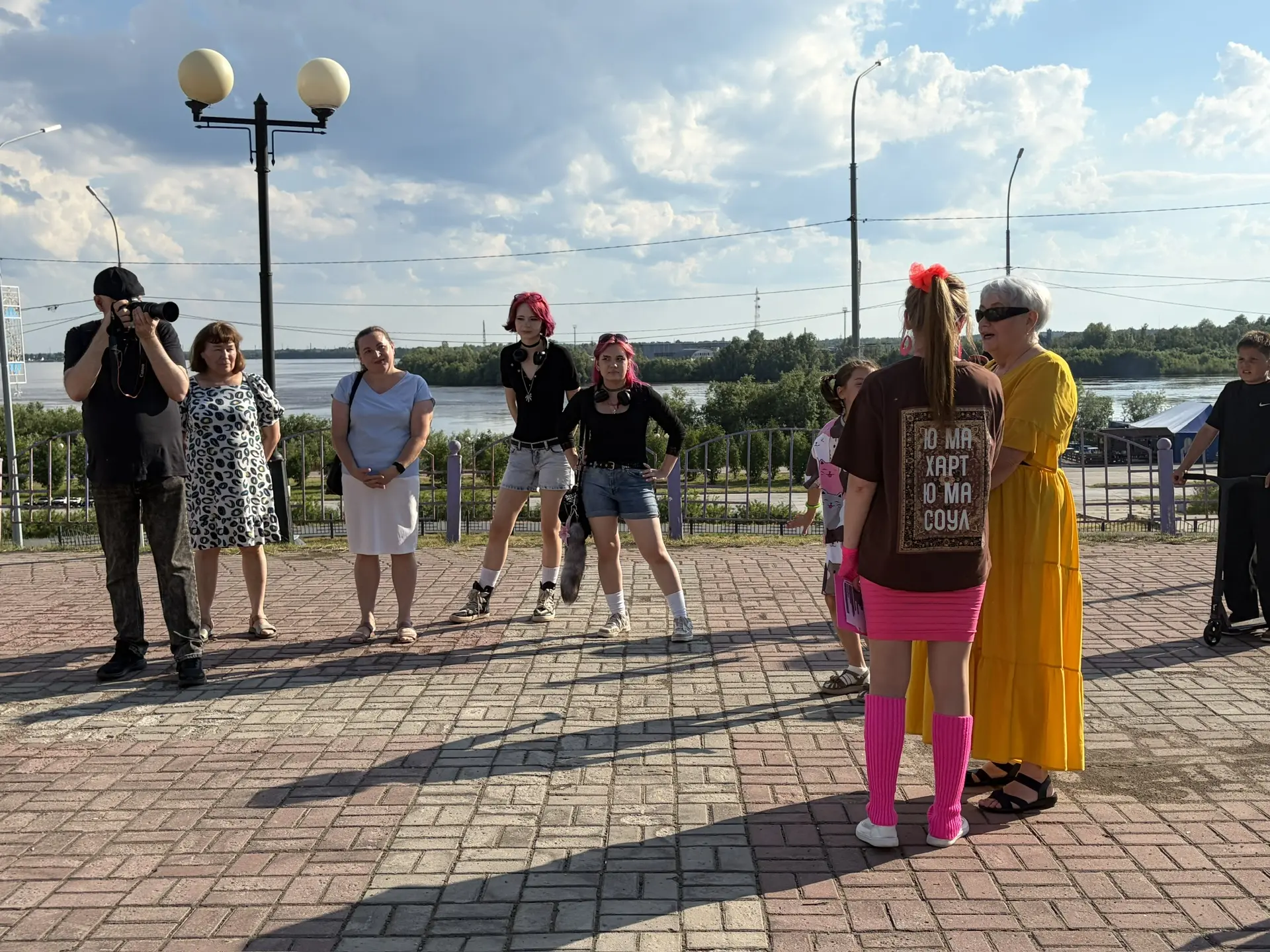 В ностальгию по 90-м погрузились гости ретровечеринки. Дискотека в стиле прошлого прохо...