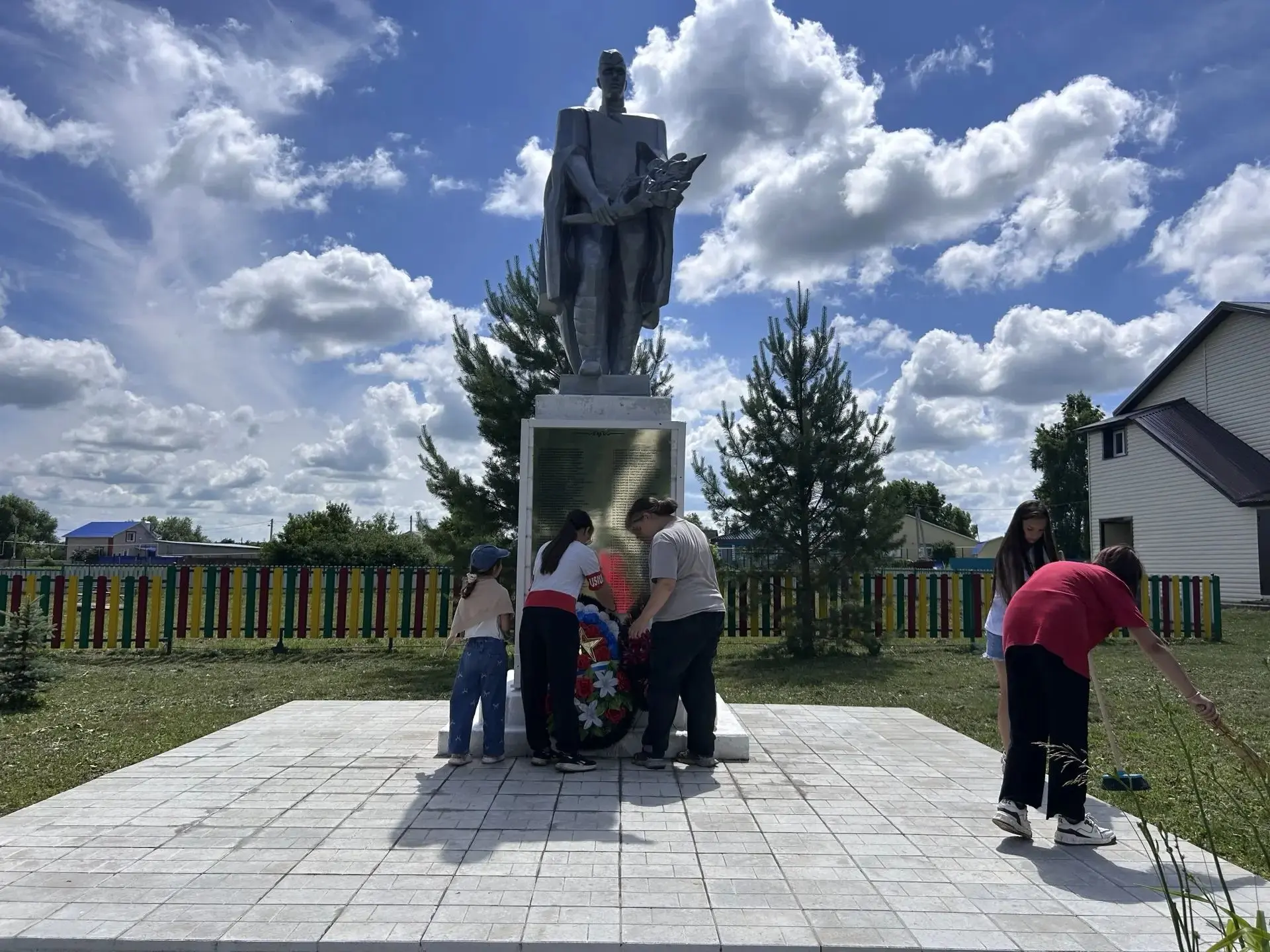 🎖 Юнармейцы на страже памяти: уборка территории памятников 🎖