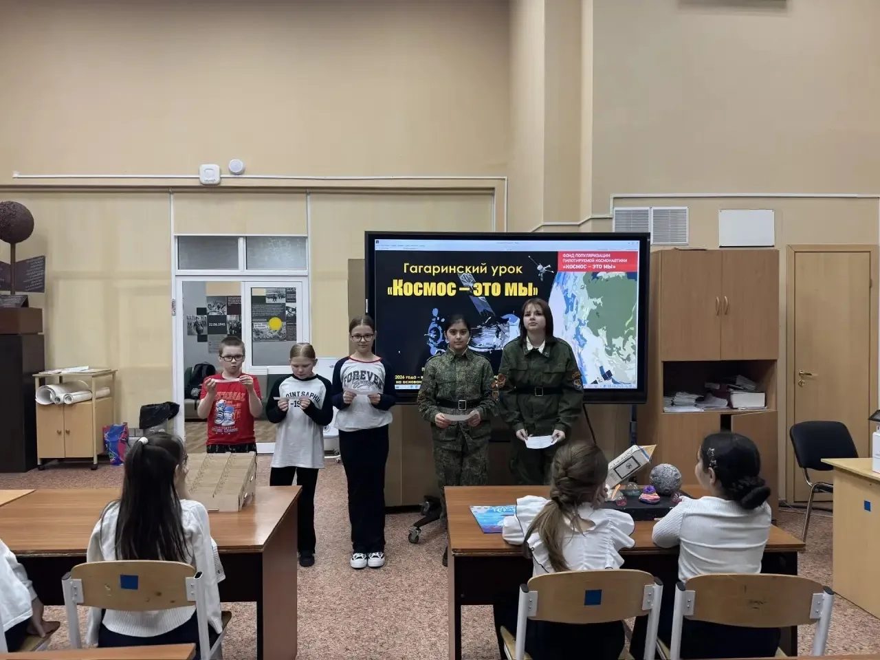 🚀 2 «Б» покоряет космос (пока в музее)!  Сегодня наш класс стал участником настоящего Гагаринского у
