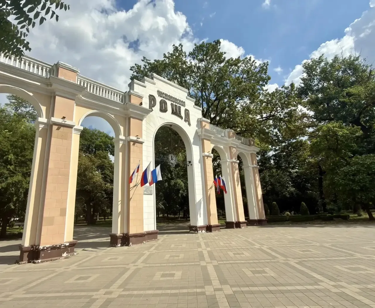 Триколор над парками: Краснодар готовится ко Дню Флага!🇷🇺
