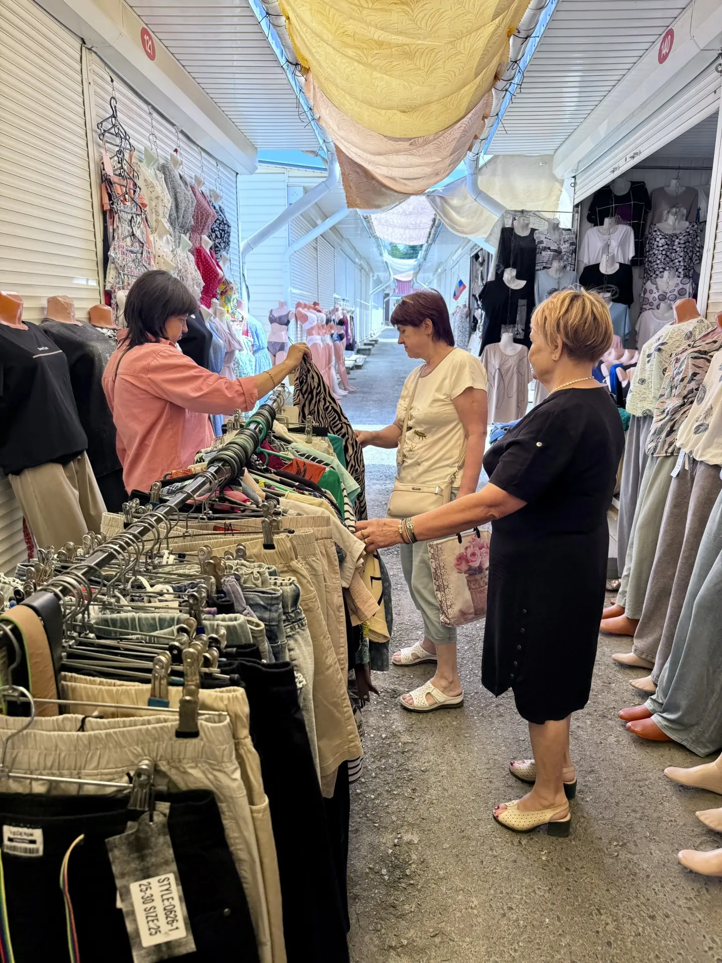 👗 Женская одежда в рядах 118-140 — большой выбор на Центральном рынке!

Друзья, в павильонах 118–14