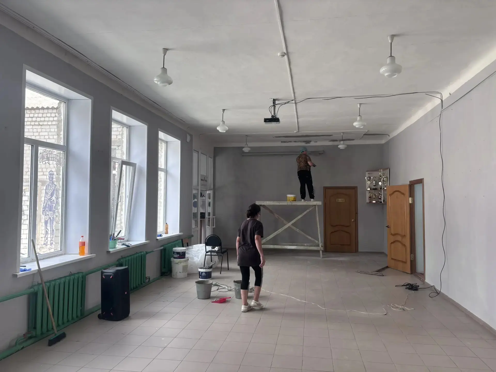 Пока в школьных коридорах непривычно тихо, а наши ребята наслаждаются каникулами, школа не спит! Мы 