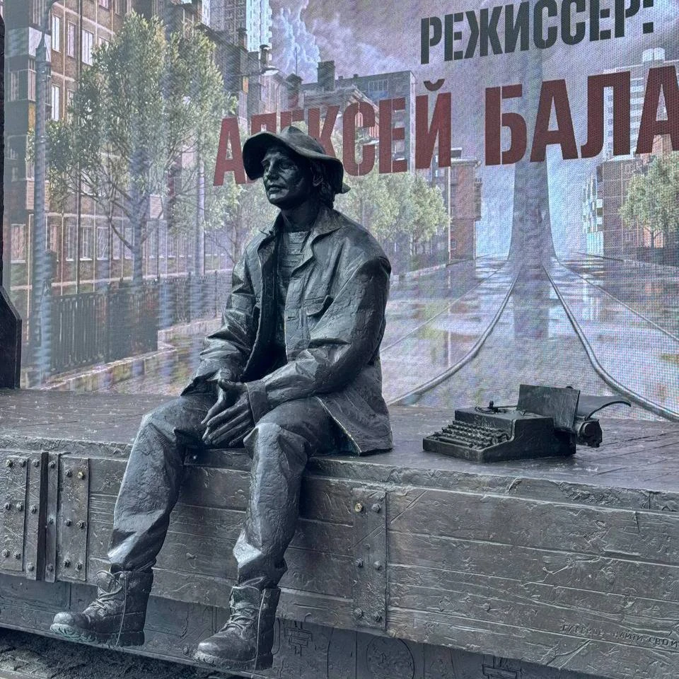 🚎  В городе обсуждают идею устроить памятнику режиссёра «прогулку» на трамвайных путях.