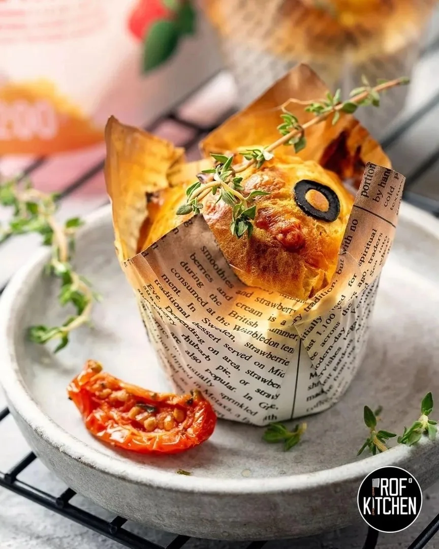 Нежные маффины с вялеными томатами и маслинами