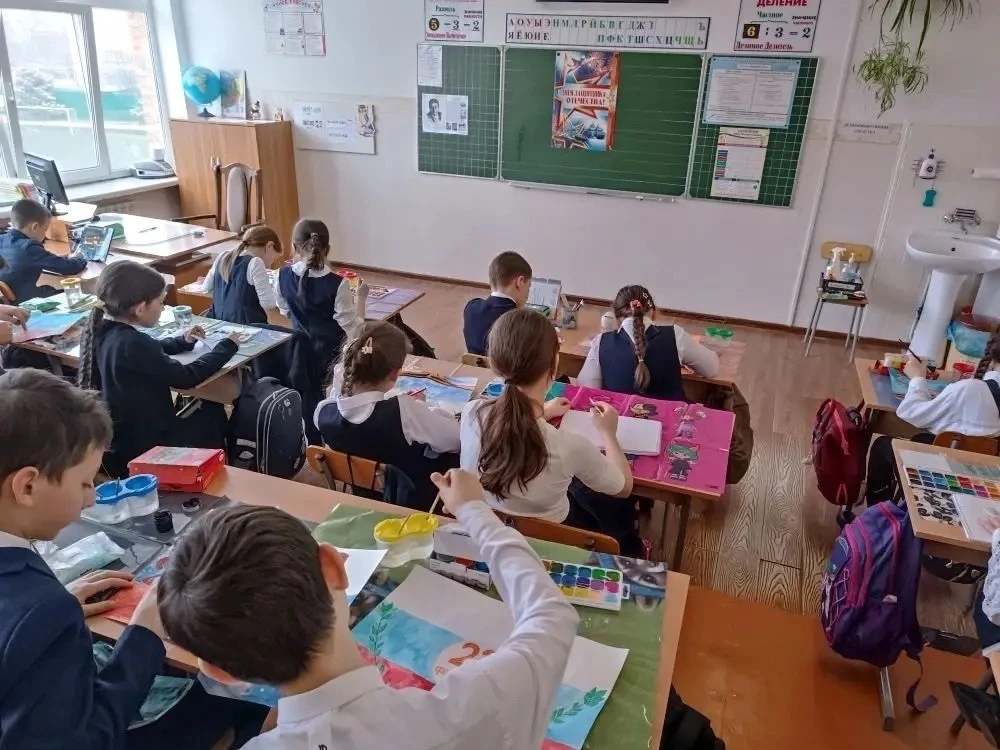 🎨✨ В преддверии Дня защитника Отечества ученики 4 «А» класса с огромным энтузиазмом и творческим вдо