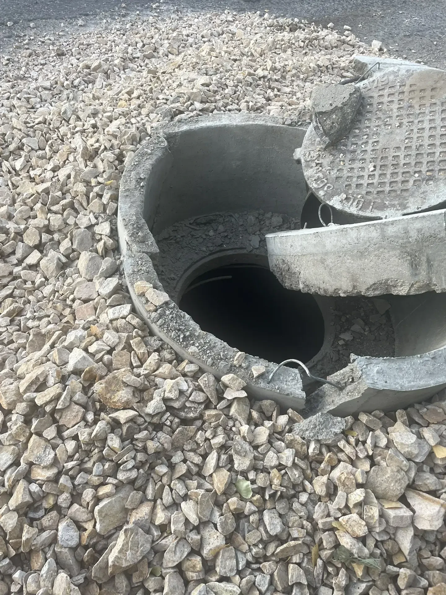 На фото вы видите, во что превратил водитель большегруза колодец на повороте Барнаульск...