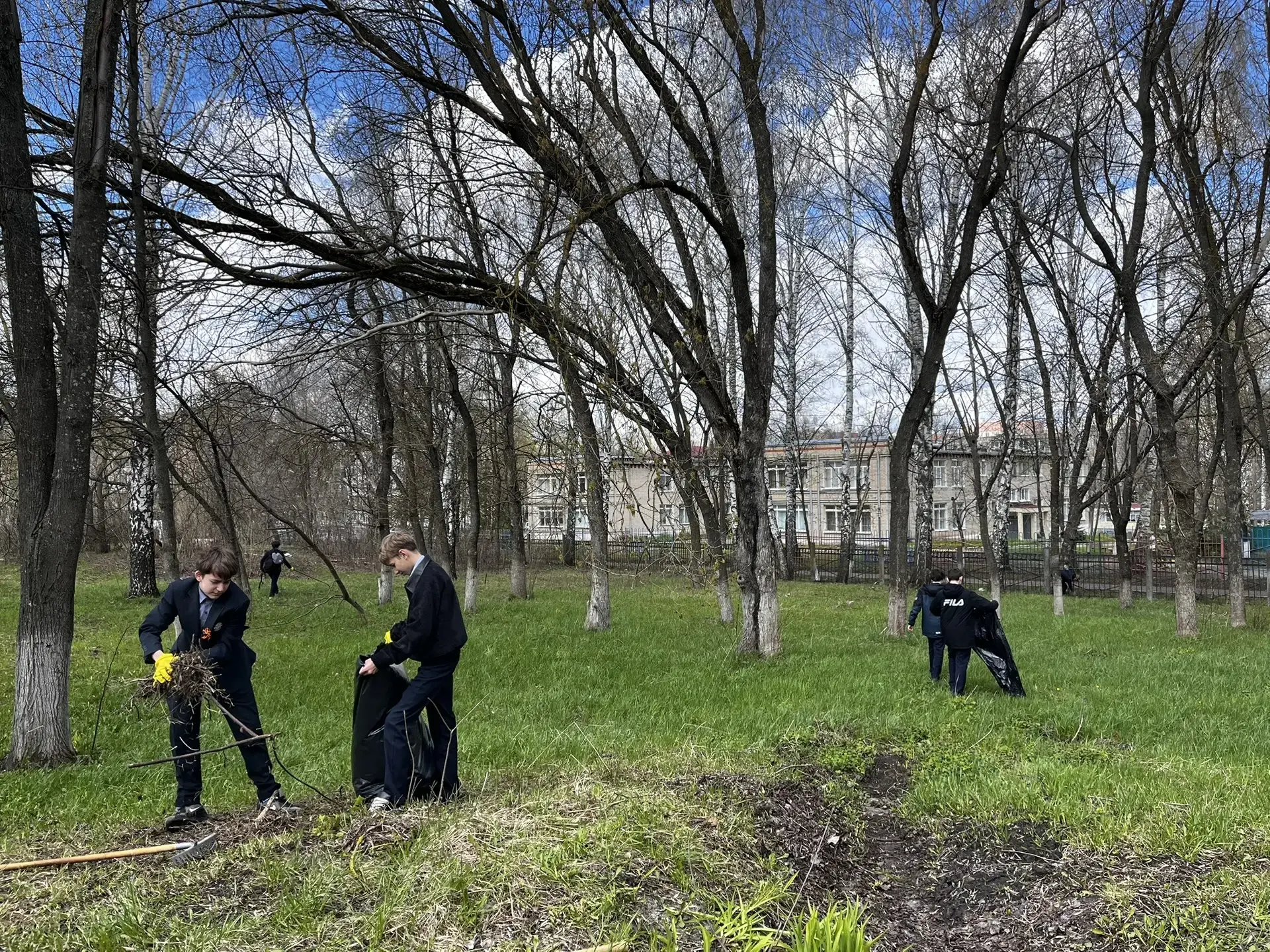 🌿 Чистота начинается с нас!🌿  🗓️ Май – время наводить красоту в родном лицее.  🚮 Дружно вышли на суб