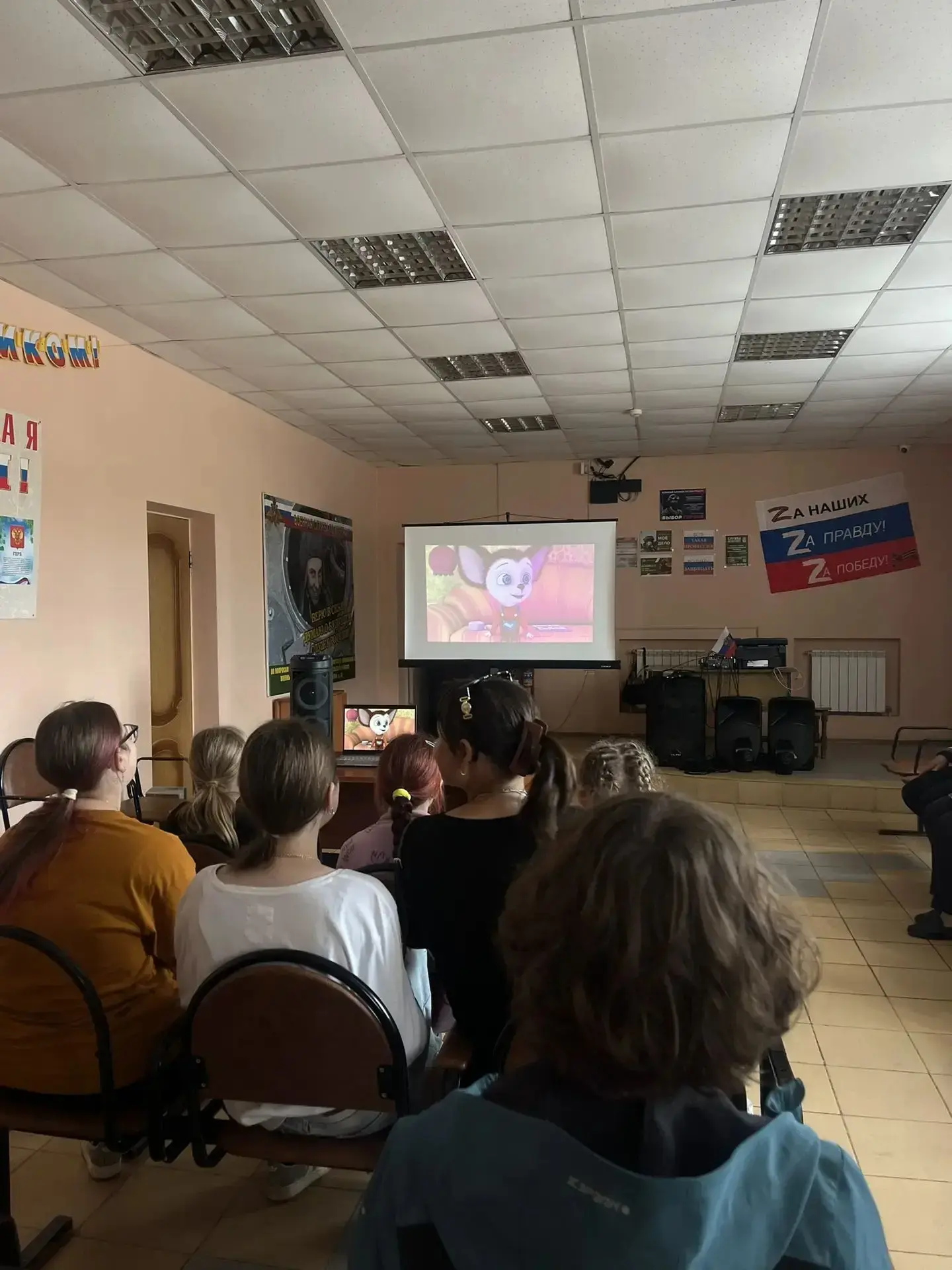 ✅ Продолжаются летние каникулы. Ребята отдыхают и весело проводят время в кругу друзей. 
Показ мульт