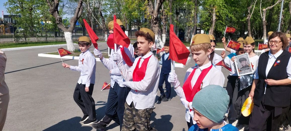 Мы — наследники Победы. Бессмертный полк 2-го корпуса школы №9  Сегодня 2-й корпус нашей школы прошё