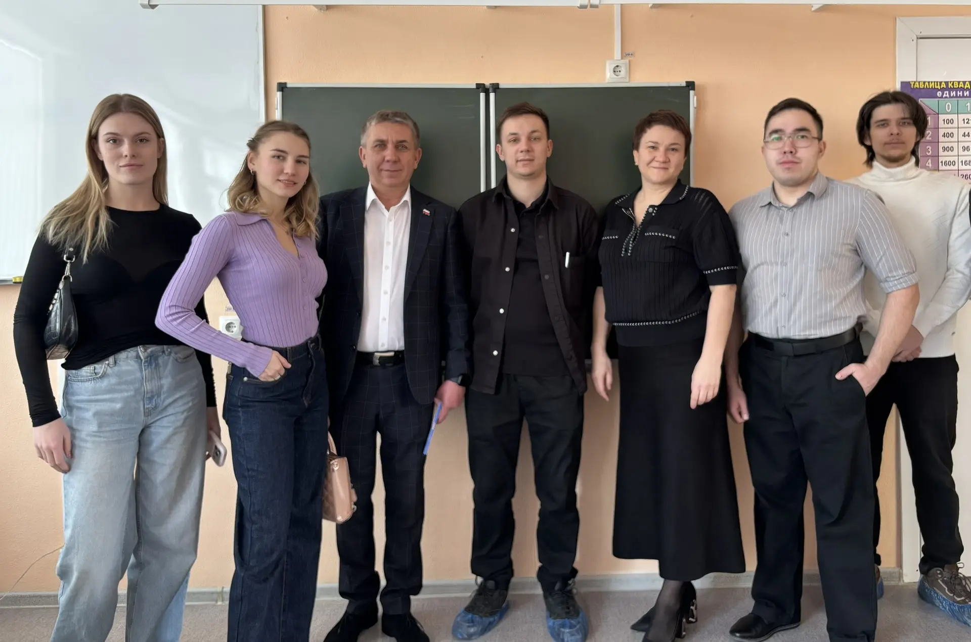 Наши выпускники снова в стенах родной  школы! Как же приятно видеть вас повзрослевшими ✨✨✨✨  #Деньро