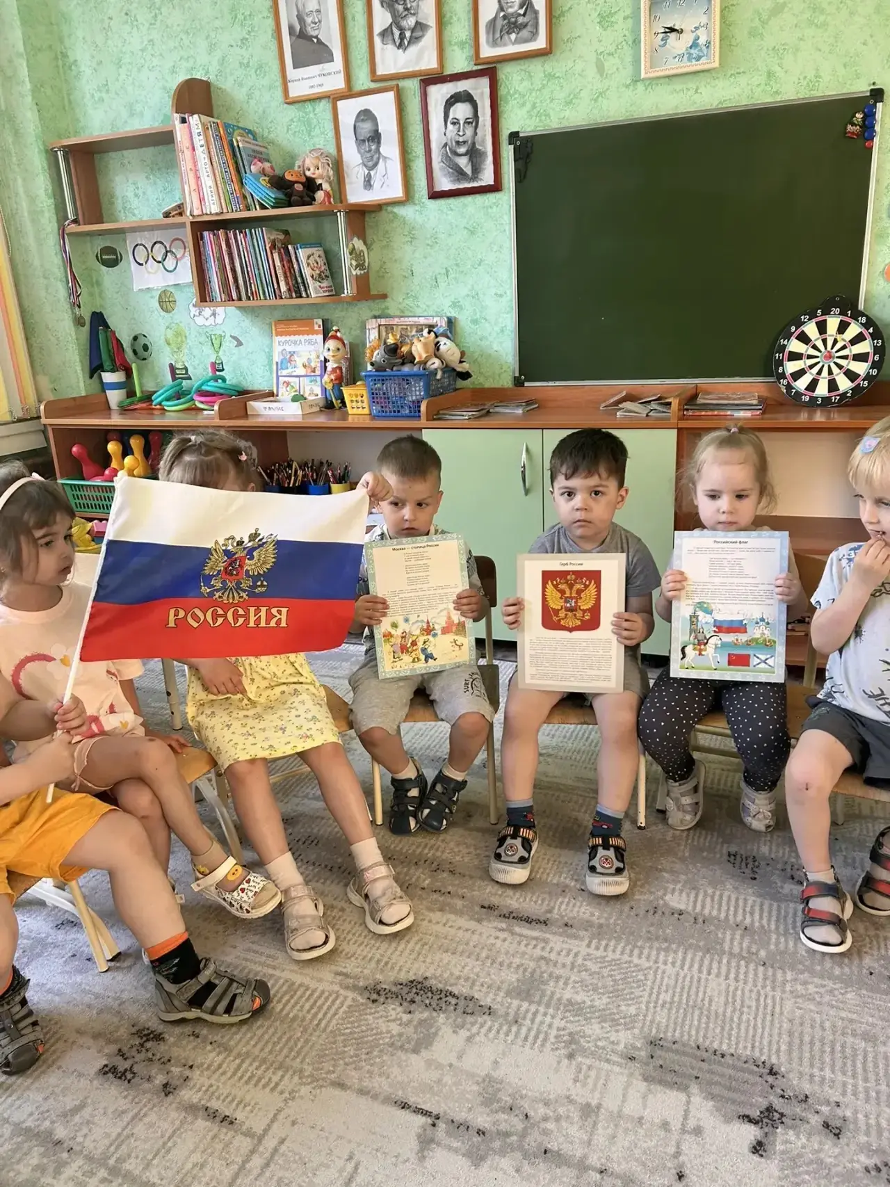 Ребята из группы №9 в честь праздника побеседовали на тему «Моя Родина и праздники России», обсудили