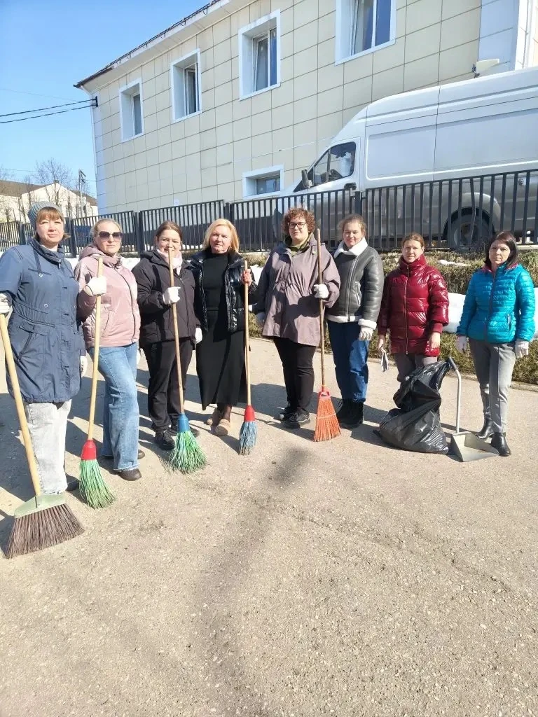 В дошкольных отделениях МОУ «СОШ имени А.П.Чехова» прошёл первый в этом сезоне субботник.  Сотрудник