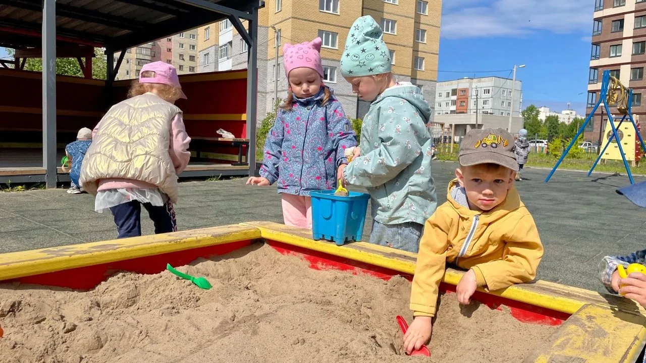 ✨ Летние прогулки малышей✨ 
Лето для малышей из группы "Костяника" началось с яких прогулок, где каж