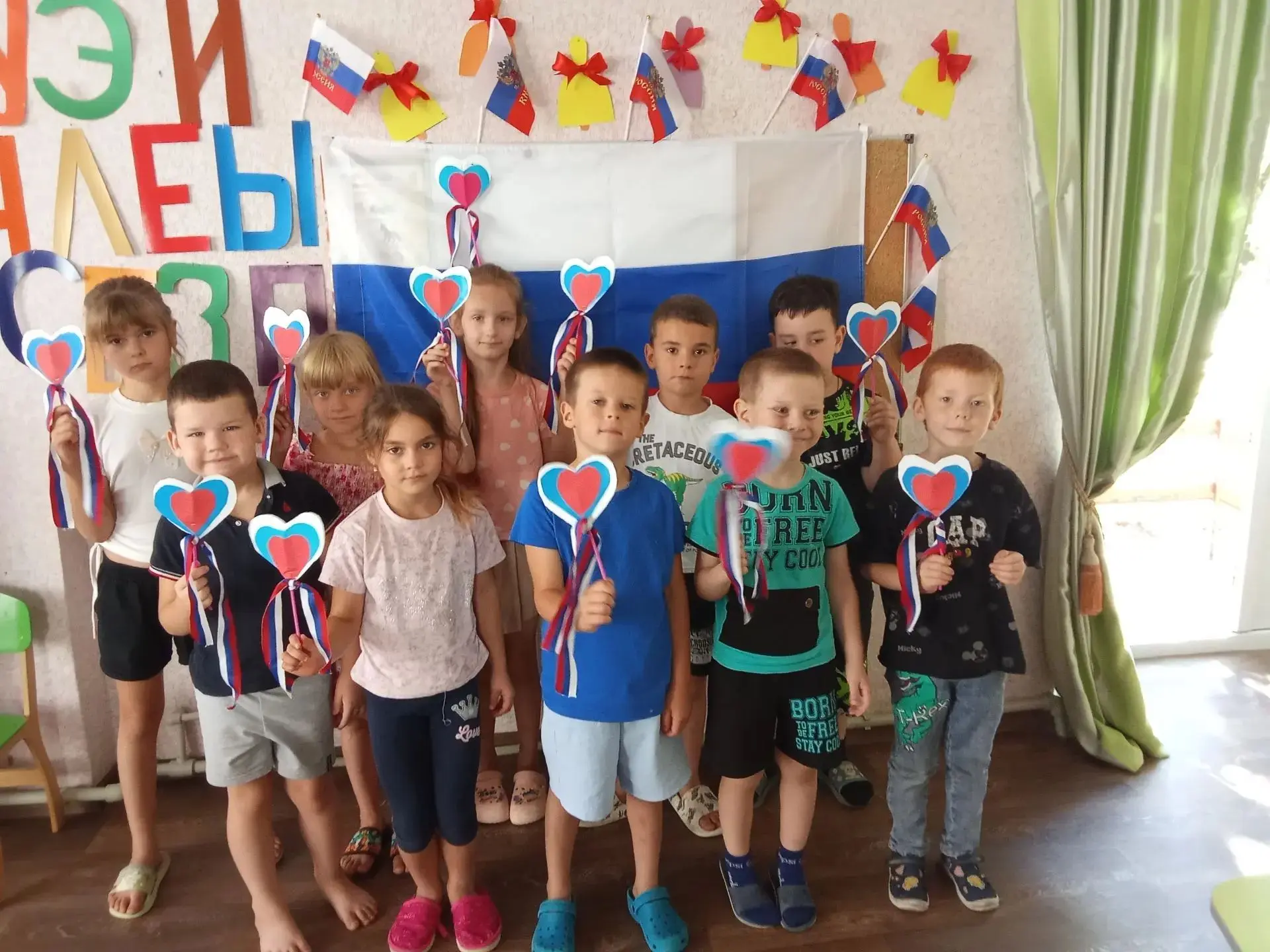 В преддверии праздника — Дня Государственного флага Российской Федерации — в старшей гр...