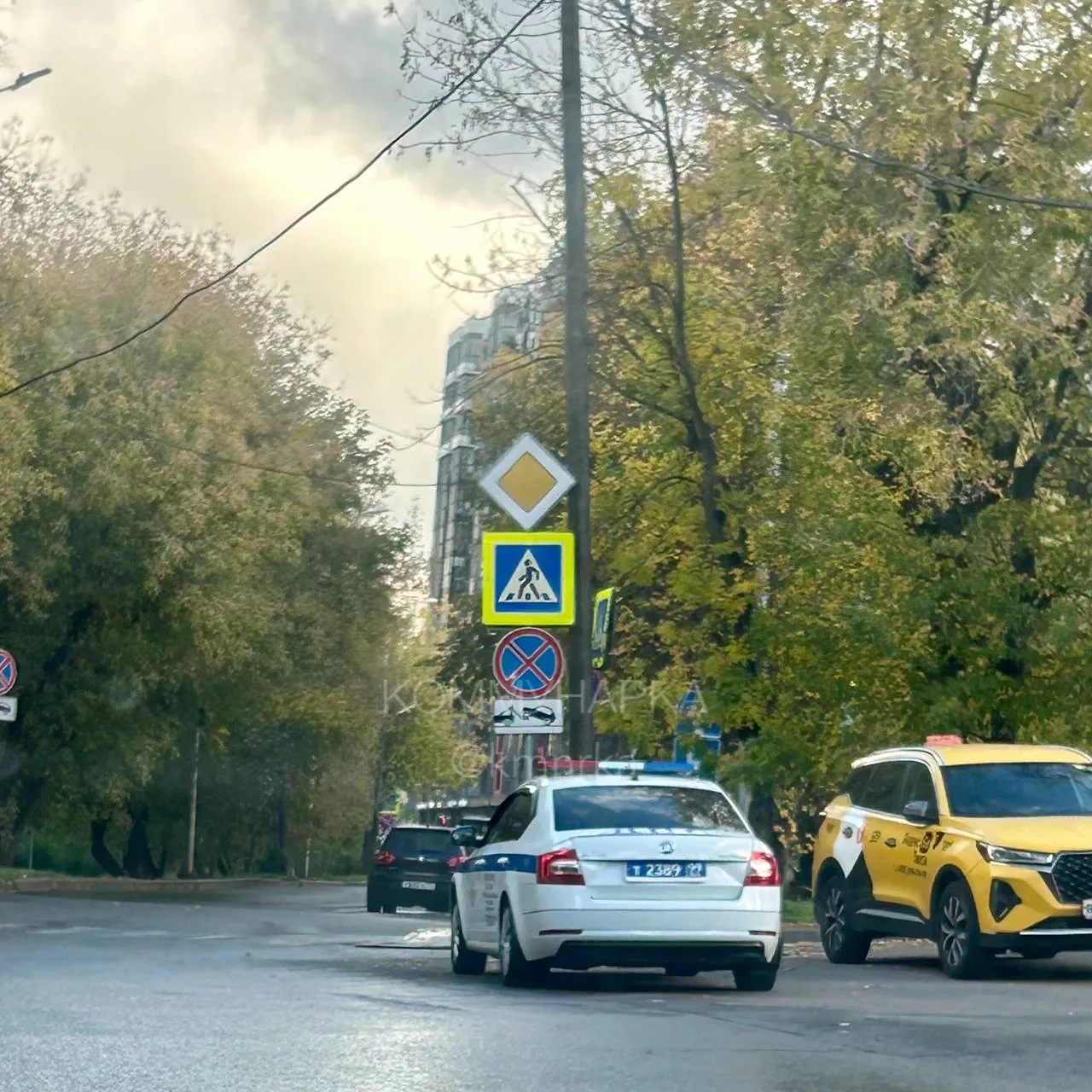 Для водителей, которые ездят под кирпич вдоль Конного пруда от Аквилона в сторону Монах...