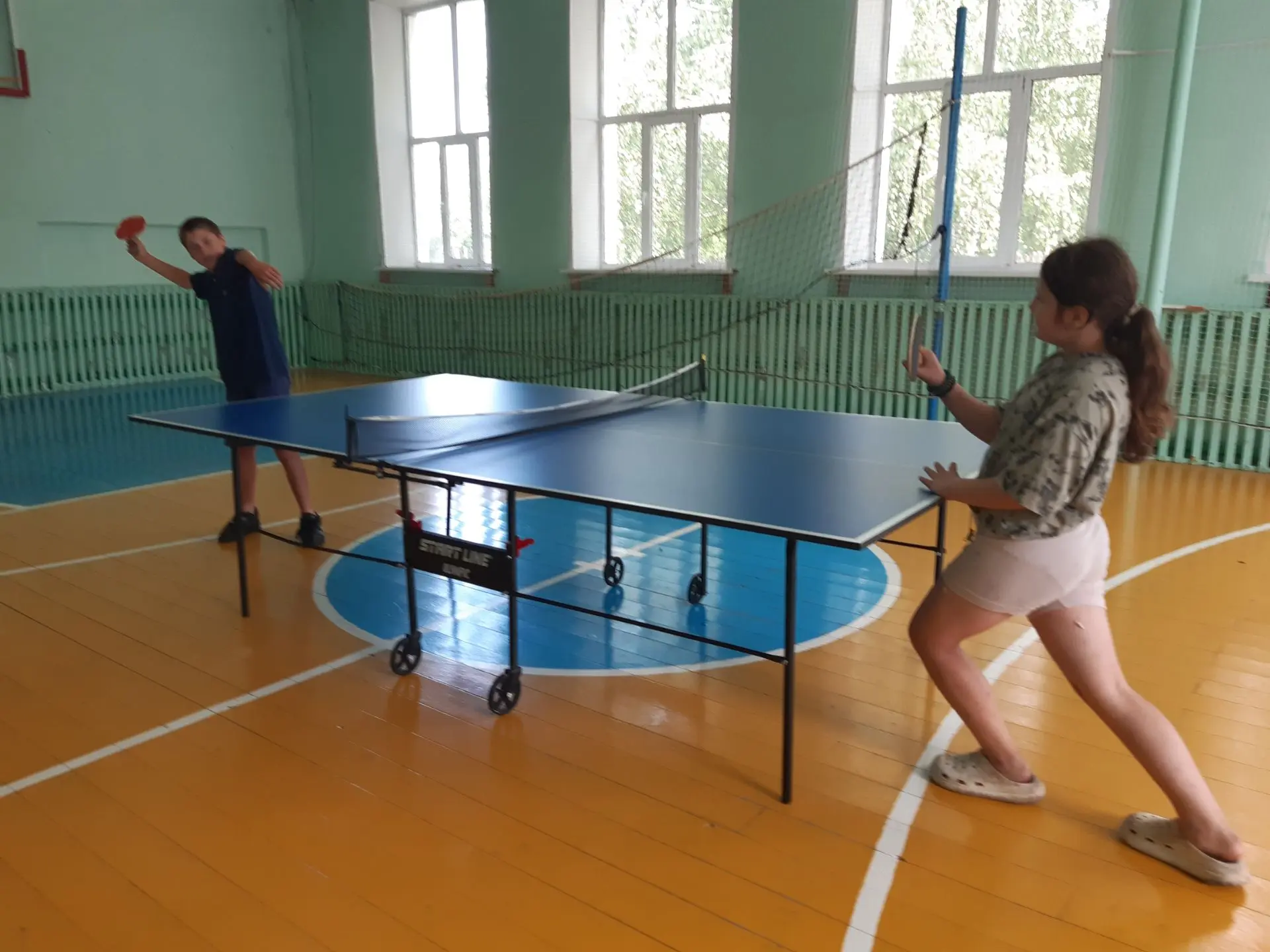 В спортивном зале школы в дружественной обстановке прошёл турнир по настольному теннису. Участники м