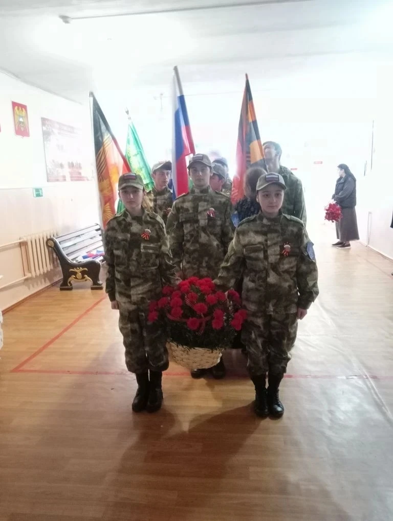 Торжественная церемония возложения цветов памятнику односельчанам,погибшим в Великой От...