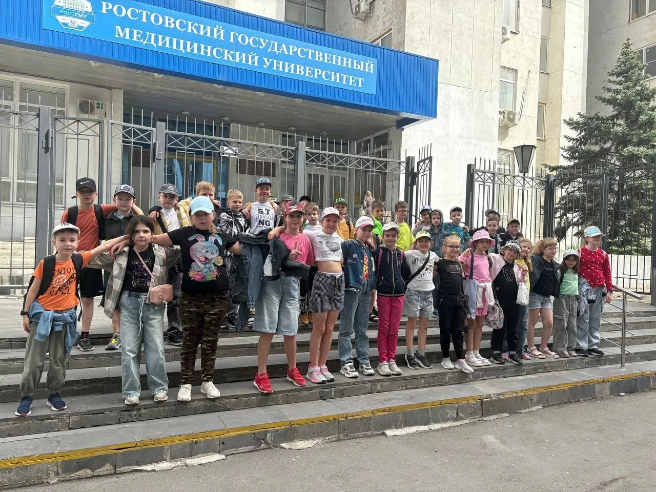 Экскурсия «ЛЮДИ В БЕЛЫХ ХАЛАТАХ»: первые шаги в медицине! 
Сегодня наши ребята из лагеря побывали на