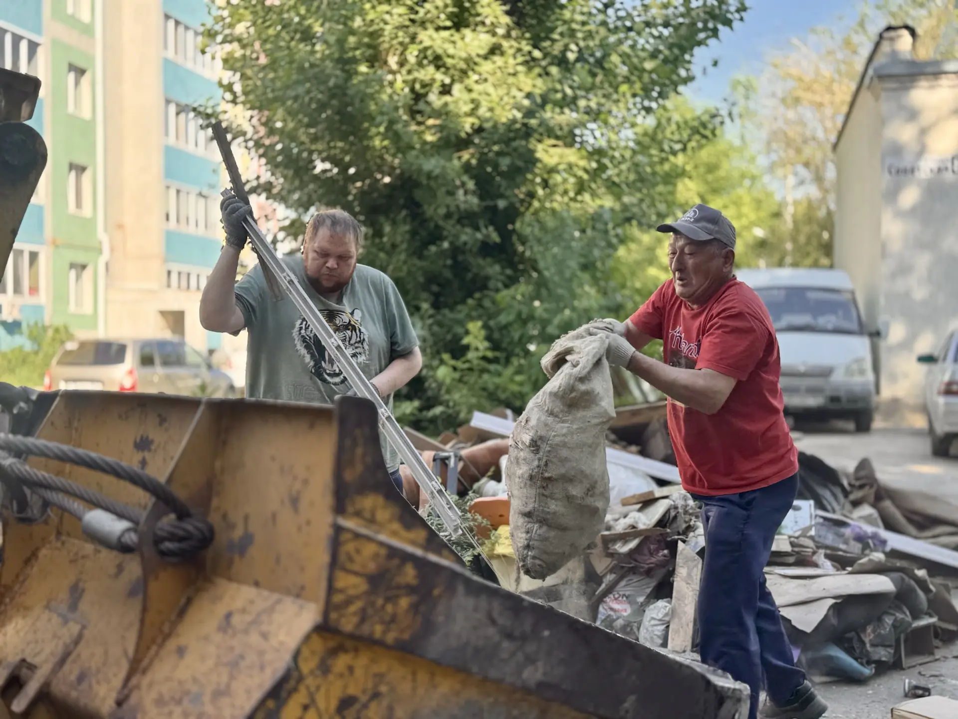 🚛🧹 Минус тонны хлама. Уборка подвалов редко обходится без спецтехники