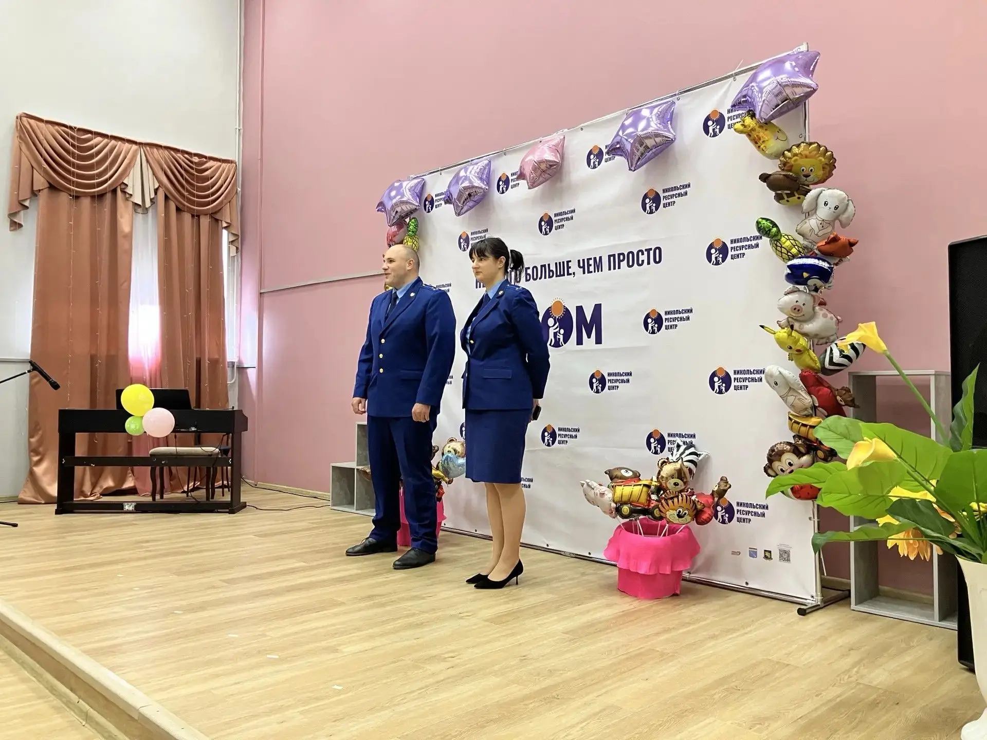 Представители Тосненской городской прокуратуры — заместитель прокурора А.В. Житкомлинов...