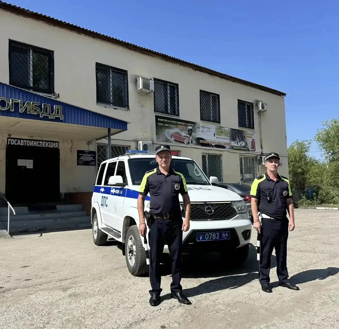 ⚡️Марксовские автоинспекторы помогли автоледи с заменой пробитого на трассе колеса