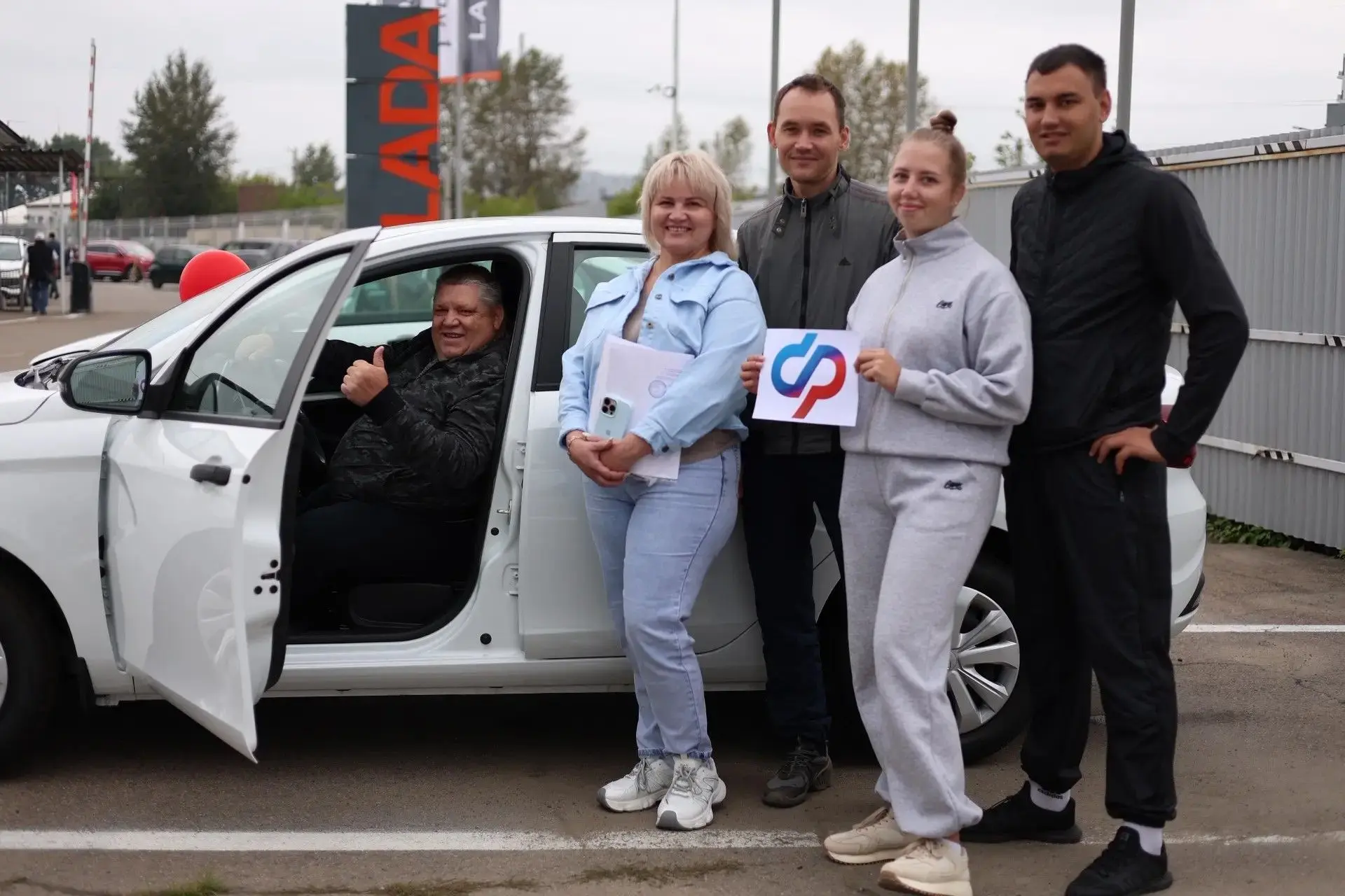 🚗 26 жителей региона, которые пострадали на производстве, получили новые LADA VESTA с ...