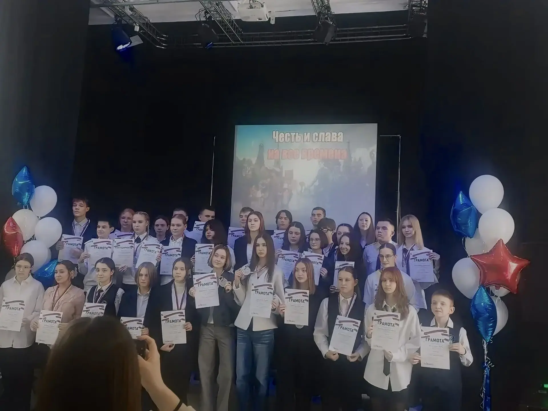 В городском конкурсе чтецов  «Честь и слава на все времена» приняли участие:  Севитов Дима - 8 «Б»  
