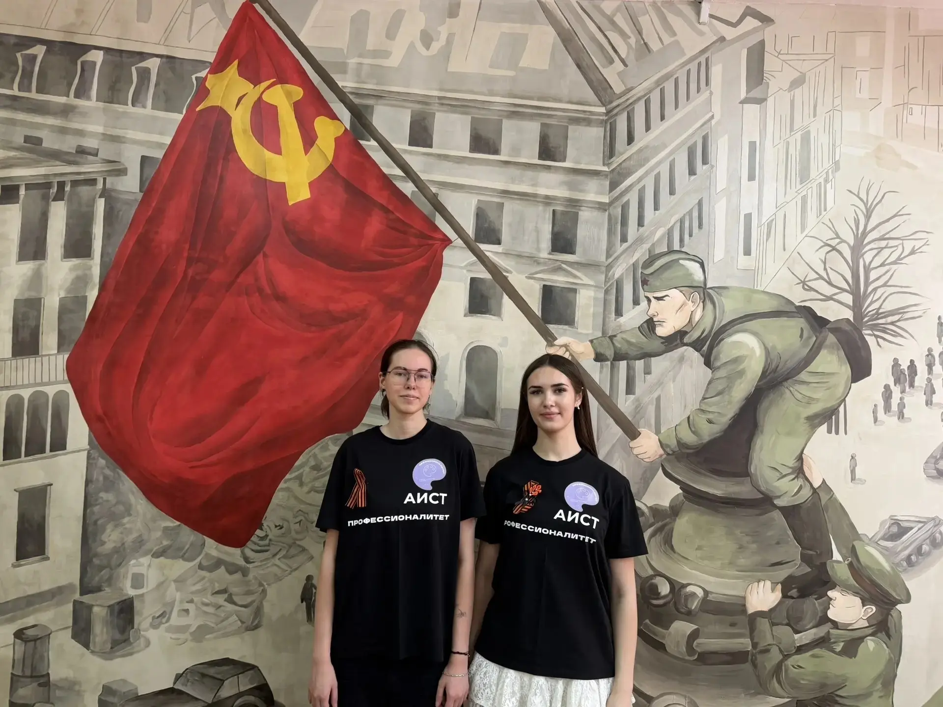 🎨 Пятиметровая роспись стала дипломным проектом выпускниц АИСТа