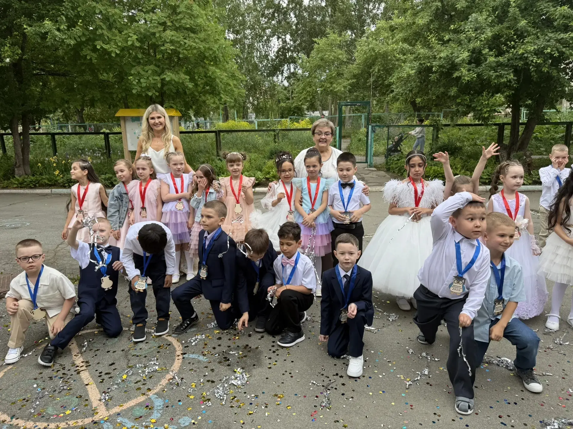 28 мая в нашем детском саду прошли выпускные в группах "Земляничка" (воспитатели: Азаренко Татьяна Г