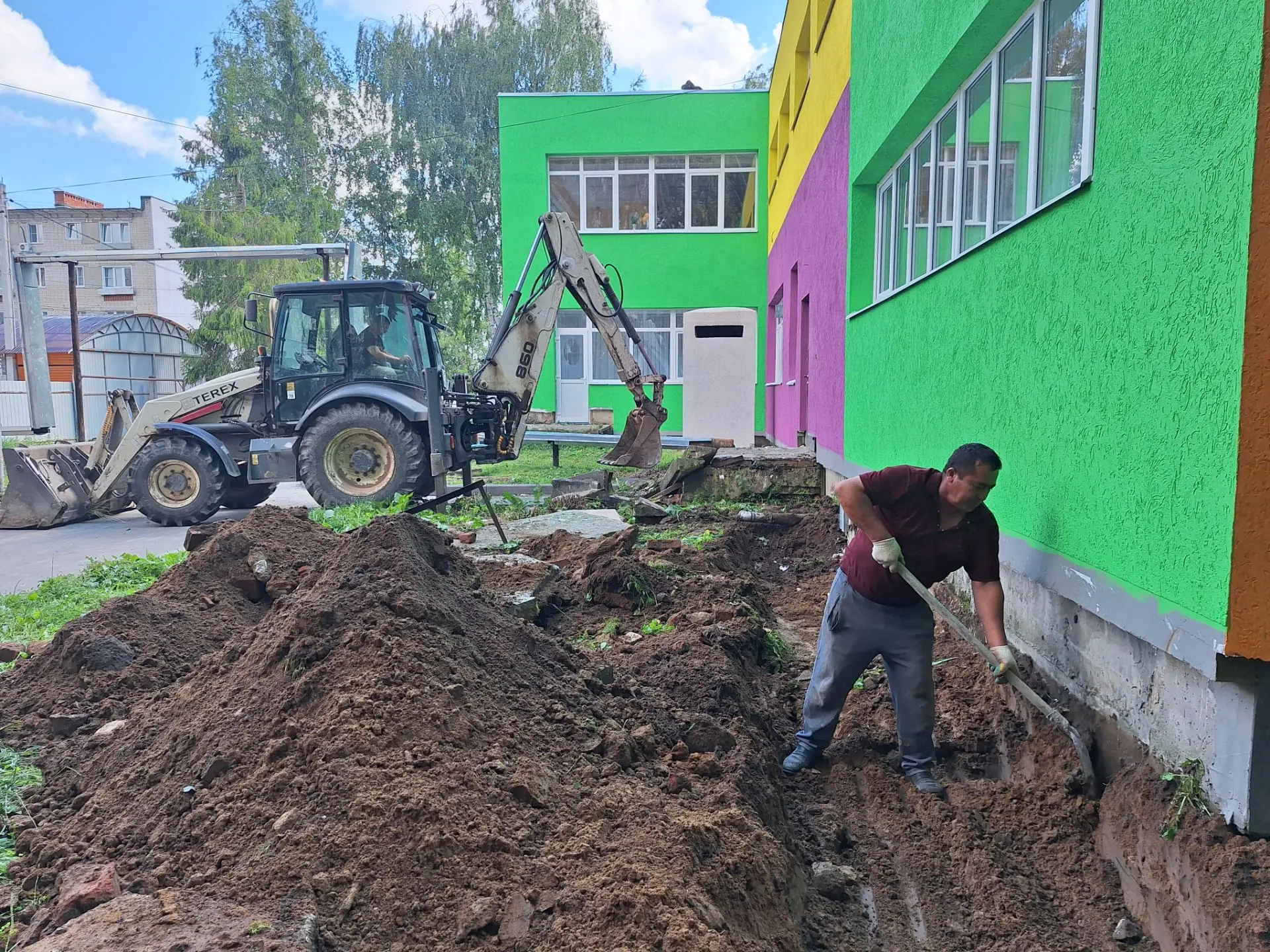 Дорогие друзья!
🫰☀️Сегодня мы приступили к новым работам по благоустройству нашего яркого детского 