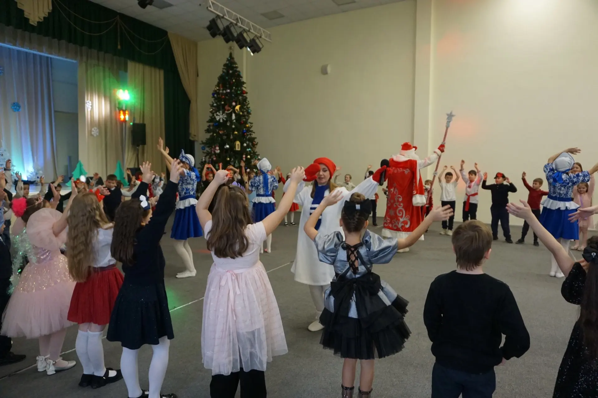 🎄✨ Новогоднее чудо✨🎄 В преддверии Нового года для учеников начальных классов прошёл яркий и увлекате