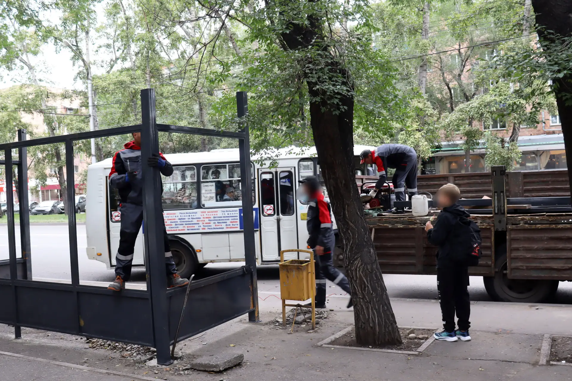 В Абакане стартовала замена остановочных павильонов, изготовленных осужденными
