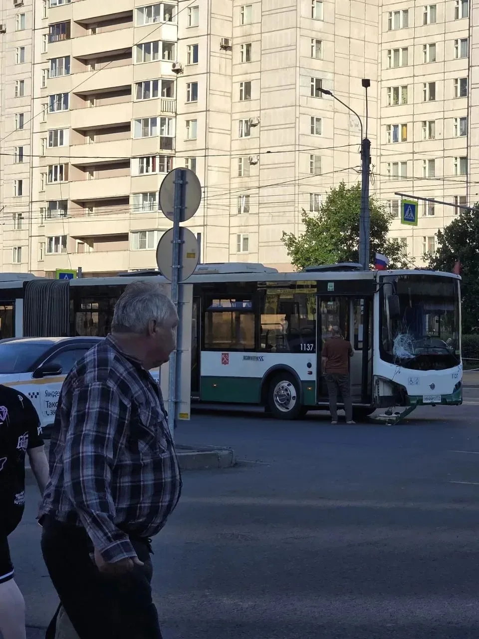 Автобус сбил подростка на перекрёстке улицы Коллонтай и Товарищеского проспекта.

В ГУ МВД по Петерб