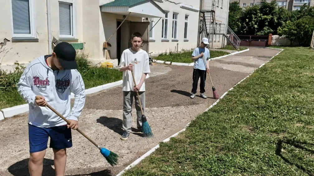 Первого июня дети пришкольного лагеря ЛТО создавали свой стенд. Он отражает дух отряда....