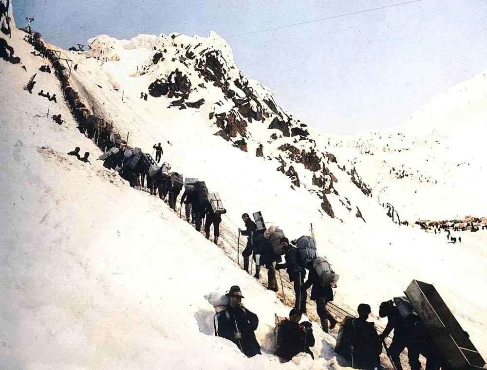 Золотоискатели переходят через перевал, 1898 год.